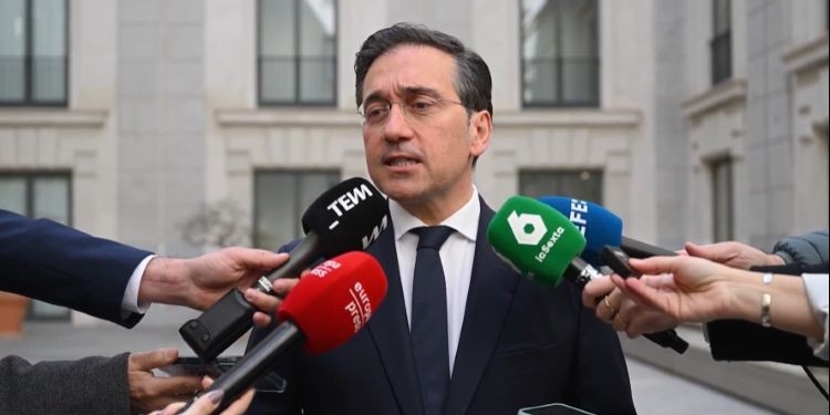 José Manuel Albares hablando con periodistas sobre Irán y Oriente Medio