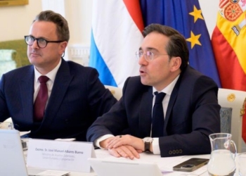 Ministro José Manuel Albares durante reunión sobre ataques de Irán