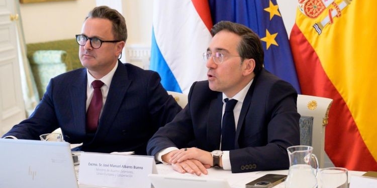 Ministro José Manuel Albares durante reunión sobre ataques de Irán