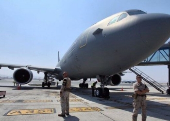 Avión del Ejército del Aire en la Base Aérea de Torrejón con personal militar