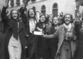 Grupo de mujeres celebrando el Día Internacional de las Mujeres en la calle