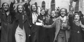 Grupo de mujeres celebrando el Día Internacional de las Mujeres en la calle