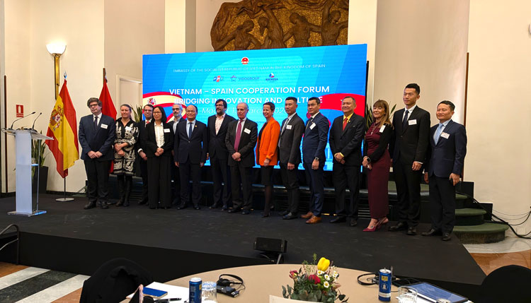 Grupo de personas en el Foro de Cooperación Vietnam-España