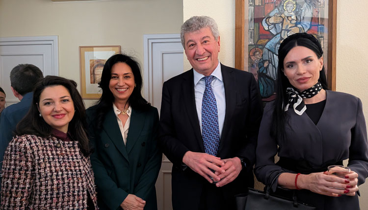 Recepción en la embajada irlandesa con diplomáticos y funcionarios