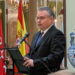El embajador de Bulgaria hablando en un evento con banderas de España y Bulgaria.
