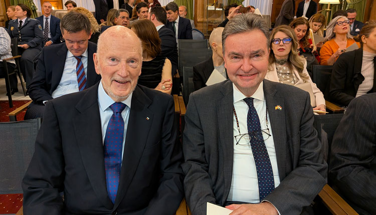 Dos hombres sentados en un evento diplomático en Madrid