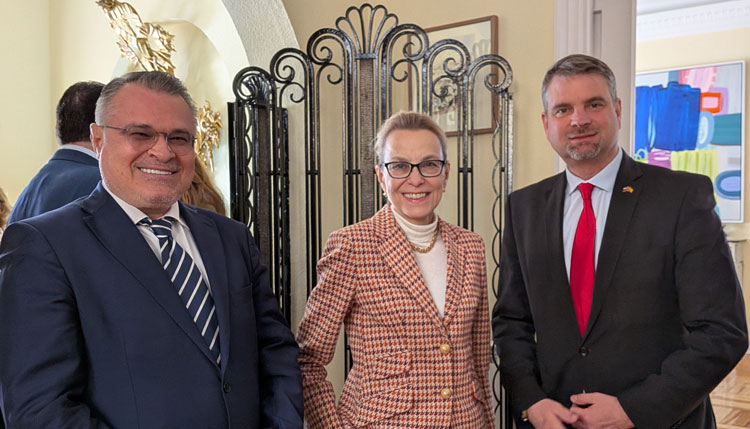 Tres personas posando en un evento diplomático en la Embajada de Irlanda en Madrid.