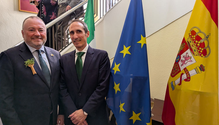 El embajador Brian Glynn junto al delegado del Gobierno Vasco en Madrid, Juan Ignacio Urquiola.