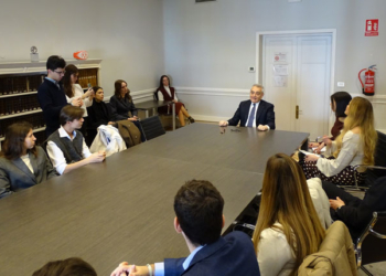 The Italian ambassador receives students from Universidad Carlos III