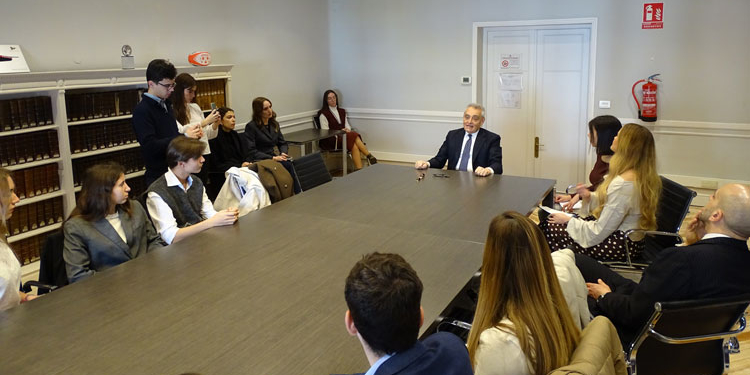 El embajador italiano Giuseppe Buccino Grimaldi con estudiantes de ANUDI