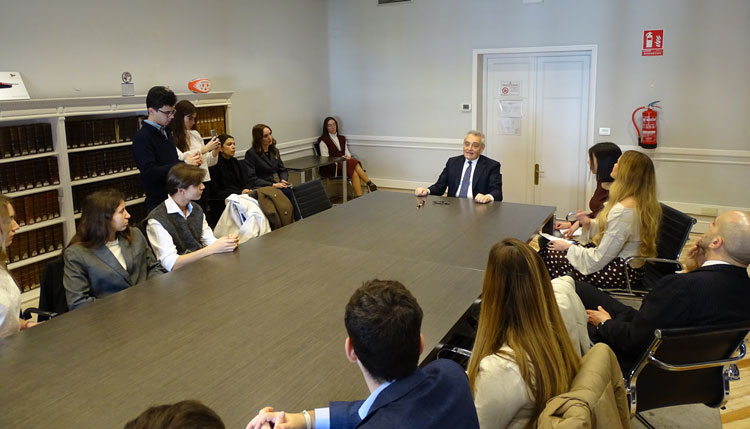El embajador italiano Giuseppe Buccino Grimaldi con estudiantes de ANUDI