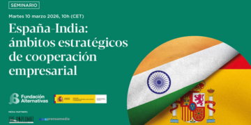 Banderas de España e India en un evento de cooperación empresarial