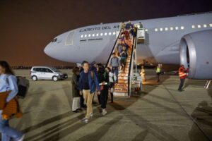 Evacuados descendiendo de un avión militar en la base de Torrejón