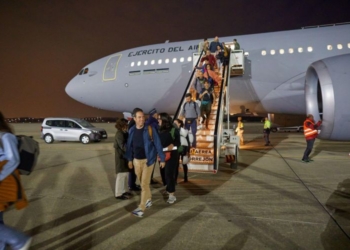 Evacuados descendiendo de un avión militar en la base de Torrejón