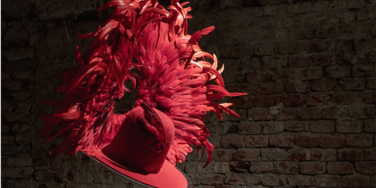 Sombrero rojo con plumas en una exposición de arte