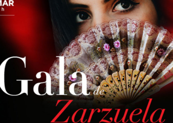 Mujer sosteniendo un abanico en la Gala de Zarzuela en Madrid