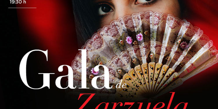 Mujer sosteniendo un abanico en la Gala de Zarzuela en Madrid