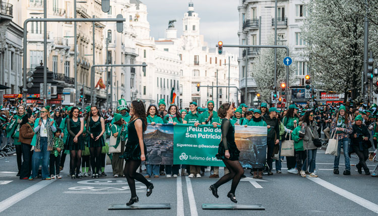 Bailarinas en la Gran Vía durante la celebración de San Patricio