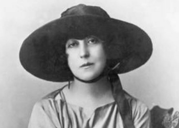 Retrato de Concha Espina con sombrero en un fondo claro