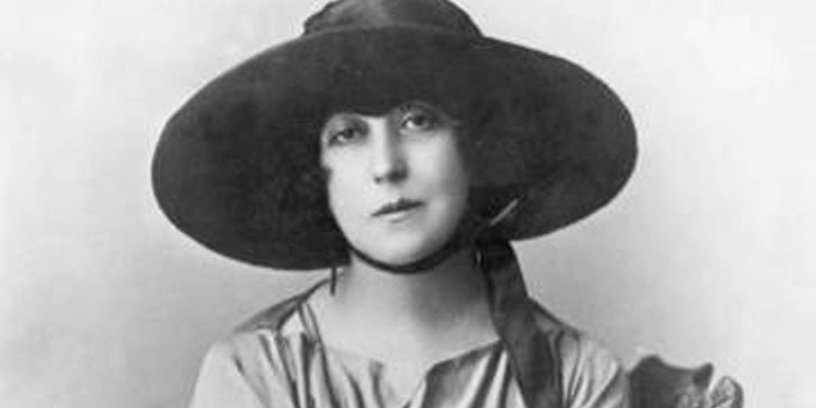 Retrato de Concha Espina con sombrero en un fondo claro