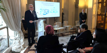 El embajador italiano habla sobre inteligencia artificial y sesgo de género en un evento.