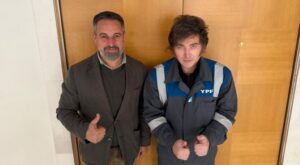 Javier Milei y Santiago Abascal posando con pulgares arriba en Madrid