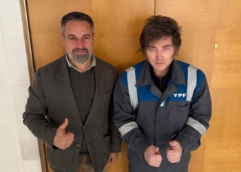 Javier Milei y Santiago Abascal posando con pulgares arriba en Madrid