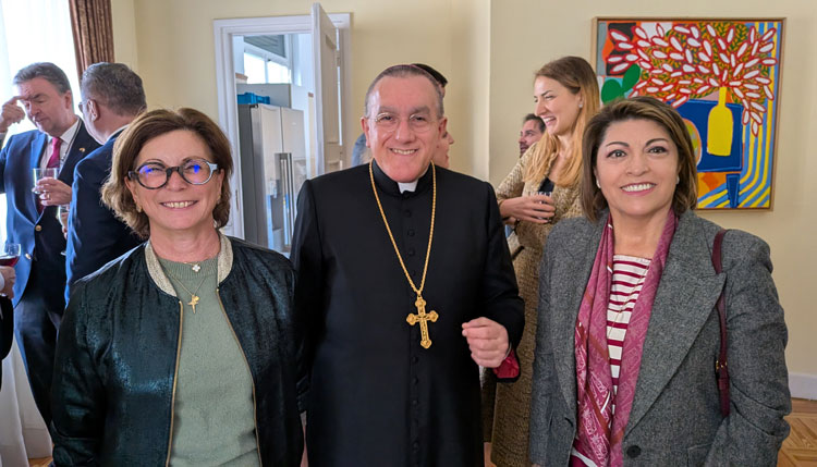 Tres personas sonriendo en una recepción diplomática en la Embajada de Irlanda.