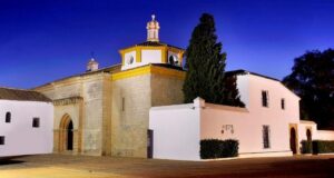 Monasterio de La Rábida en Palos de la Frontera al anochecer