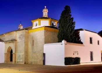 Monasterio de La Rábida en Palos de la Frontera al anochecer