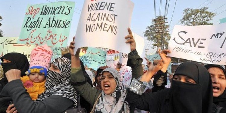 Mujeres en Pakistán protestando por sus derechos y contra la violencia de género
