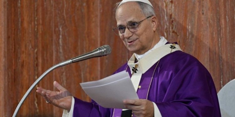 El Papa León XIV dando un discurso en un evento religioso