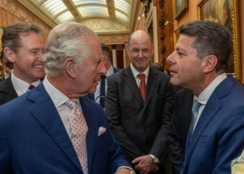 Fabián Picardo conversando con Carlos III en una reunión
