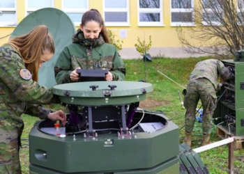 Mujeres en uniforme militar trabajando en un equipo tecnológico