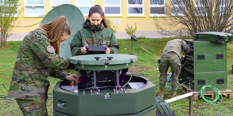 Mujeres en uniforme militar trabajando en un equipo tecnológico