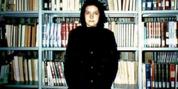 Nadia Anjuman en una biblioteca rodeada de libros