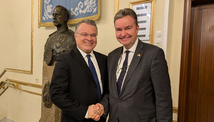 Dos embajadores sonrientes en una recepción oficial en Madrid