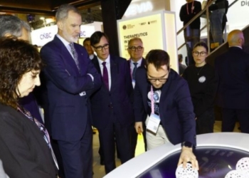 El Rey Felipe VI observa una demostración tecnológica en el MWC 2026