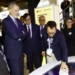 El Rey Felipe VI observa una demostración tecnológica en el MWC 2026