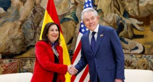 Margarita Robles y el embajador de EEUU en un apretón de manos