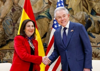 Margarita Robles y el embajador de EEUU en un apretón de manos