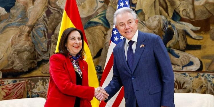 Margarita Robles y el embajador de EEUU en un apretón de manos