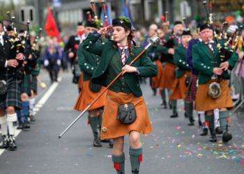 Desfile de San Patricio con músicos y bailarines en trajes tradicionales