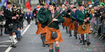 Desfile de San Patricio con músicos y bailarines en trajes tradicionales