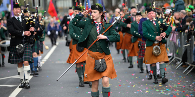 Desfile de San Patricio con músicos y bailarines en trajes tradicionales