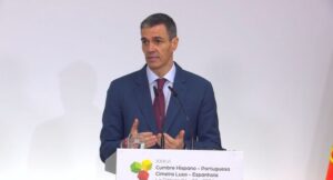 Pedro Sánchez hablando en la Cumbre Hispano-Portuguesa sobre Oriente Medio
