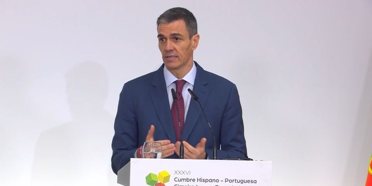 Pedro Sánchez hablando en la Cumbre Hispano-Portuguesa sobre Oriente Medio