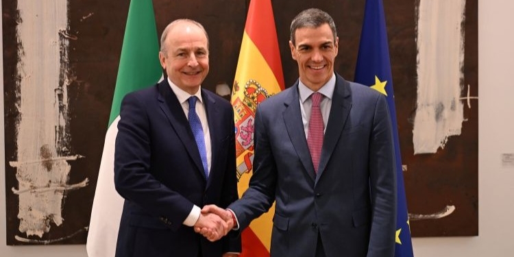 Pedro Sánchez y Micheál Martin se estrechan la mano en Madrid