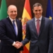 Pedro Sánchez y Micheál Martin se estrechan la mano en Madrid