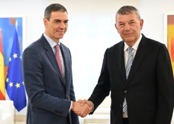 Pedro Sánchez y Philippe Lazzarini estrechando manos en reunión